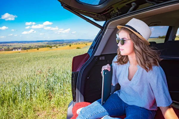 Een Jong Meisje Met Laptop Een Auto Het Platteland Reis — Stockfoto