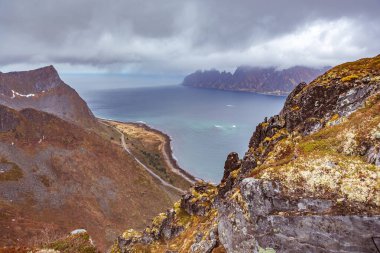 Dağ Husfjellet Norveç'te adadan Senja manzara görünümünü