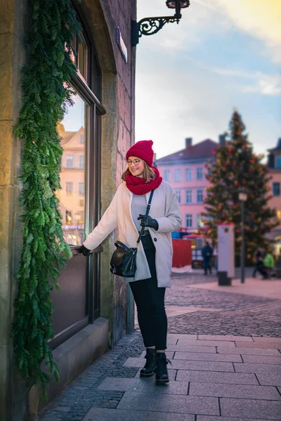 Een Jong Meisje Een Shopping Trip Stad Coburg Met Kerst — Stockfoto