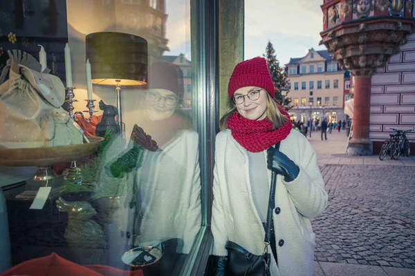 Una Giovane Ragazza Viaggio Shopping Nella Città Coburgo Natale — Foto Stock