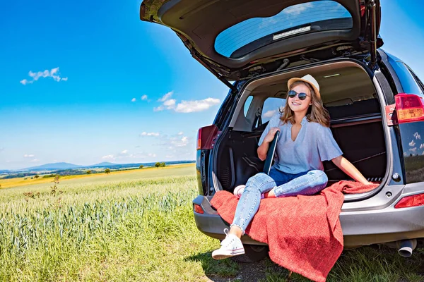 Uma Jovem Com Laptop Carro Viagem Pelo Campo — Fotografia de Stock