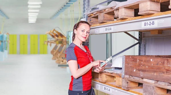 Una Giovane Lavoratrice Magazzino Impianto Produzione — Foto Stock