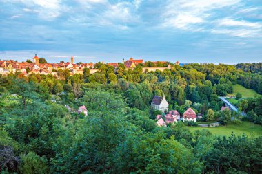 ROTHENBURG OB DER TAUBER, GERMANY - CIRCA HAZİRAN 2020: Bavyera, Almanya 'da Rothenburg ob der Tauber kasabası