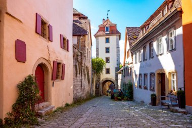 ROTHENBURG OB DER TAUBER, GERMANY - CIRCA HAZİRAN 2020: Bavyera, Almanya 'da Rothenburg ob der Tauber' in Kobolzeller Kulesi