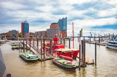 HAMBURG, GERMANY - CIRCA AĞUSTOS, 2020: Hamburger Limanı ve Almanya 'daki Elbphilharmonie.