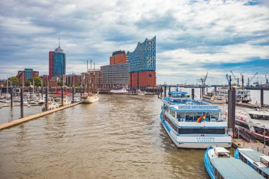 HAMBURG, GERMANY - CIRCA AĞUSTOS, 2020: Hamburger Limanı ve Almanya 'daki Elbphilharmonie.