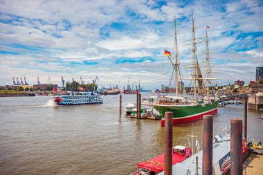 HAMBURG, GERMANY - CIRCA AĞUSTOS, 2020: Hamburg, Almanya 'daki Hamburger Limanı.