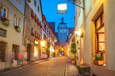 ROTHENBURG OB DER TAUBER, GERMANY - CIRCA HAZİRAN 2020: Bavyera, Almanya 'da Rothenburg ob der Tauber Weisser Turm