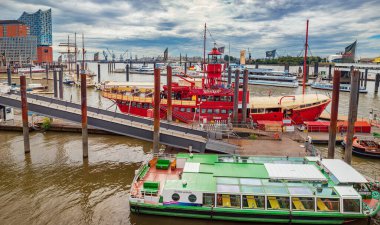 HAMBURG, GERMANY - CIRCA AĞUSTOS, 2020: Hamburger Limanı ve Almanya 'daki Elbphilharmonie.