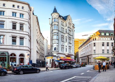 HAMBURG, GERMANY - CIRCA AĞust, 2020: Hamburg, Almanya 'daki Boersenbruecke Caddesi.