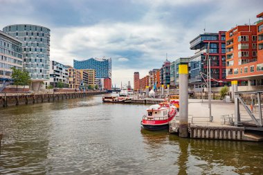 HAMBURG, Almanya - CIRCA AĞUSTOS, 2020: Hamburg, Almanya 'nın Speicherstadt kenti.