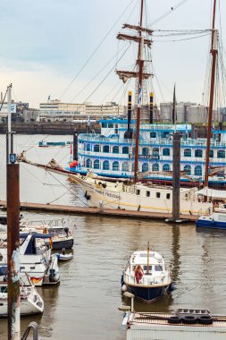 HAMBURG, GERMANY - CIRCA AĞUSTOS, 2020: Hamburg, Almanya 'daki Hamburger Limanı.