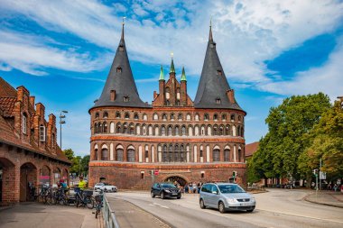LUEBECK, Almanya - CIRCA HAZİRAN 2020: Almanya 'nın kuzeyinde Schleswig-Holstein eyâletinde, Luebeck Holstentoru