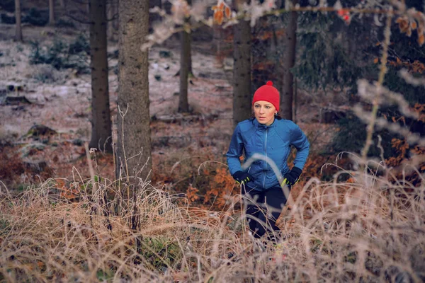 Una Giovane Donna Che Corre Nella Foresta Invernale — Foto Stock