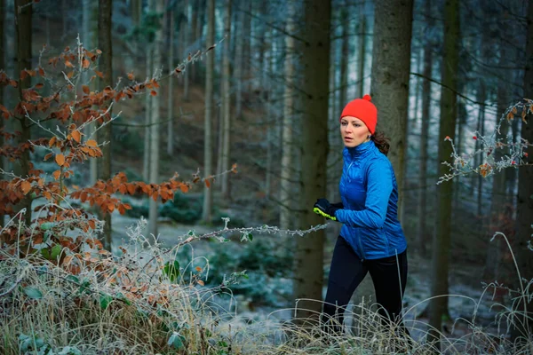 Une Jeune Femme Faisant Jogging Dans Forêt Hivernale — Photo