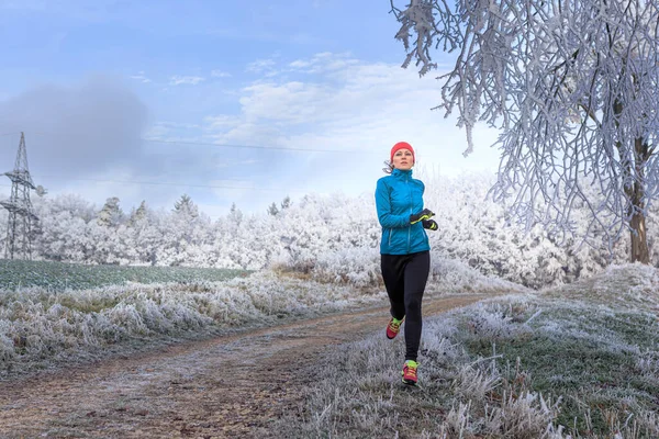 Een Jonge Vrouw Joggen Het Winterse Forest — Stockfoto