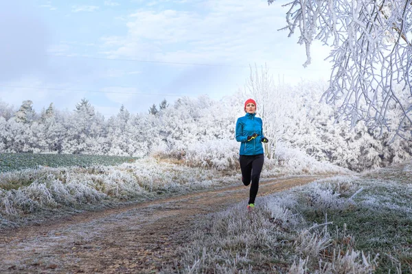 Une Jeune Femme Faisant Jogging Dans Forêt Hivernale — Photo