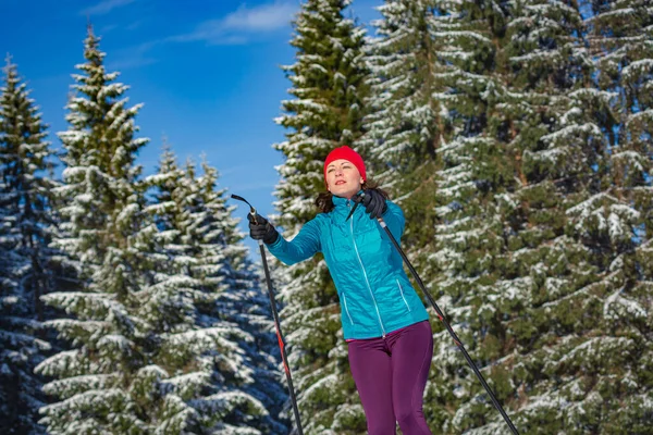 越野滑雪或在寒冷的森林里跑步的妇女 — 图库照片