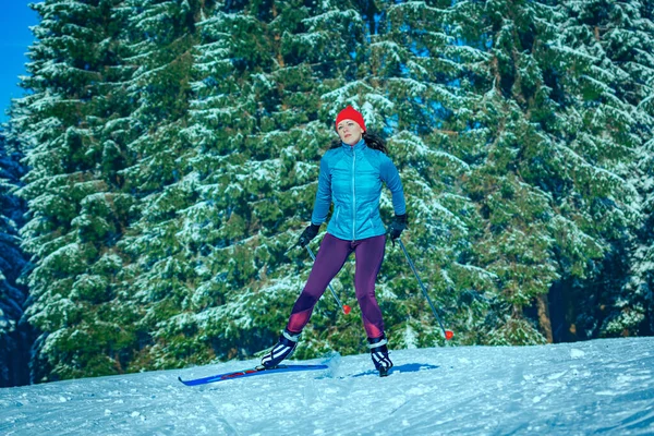 冬の森を走るクロスカントリースキーやラングラフの女性 — ストック写真
