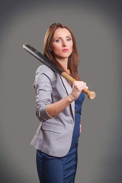 Retrato Estúdio Uma Mulher Corajosa Decidida Com Bastão Beisebol — Fotografia de Stock