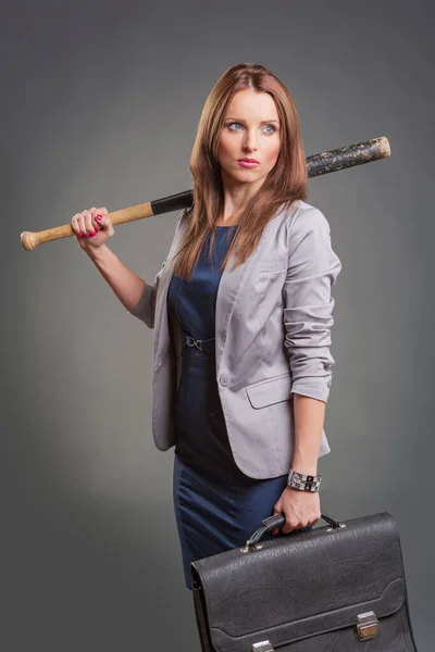 Retrato Estúdio Uma Mulher Corajosa Decidida Com Bastão Beisebol — Fotografia de Stock