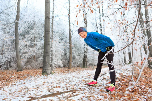 Ung Kvinna Joggar Den Vintriga Skogen — Stockfoto