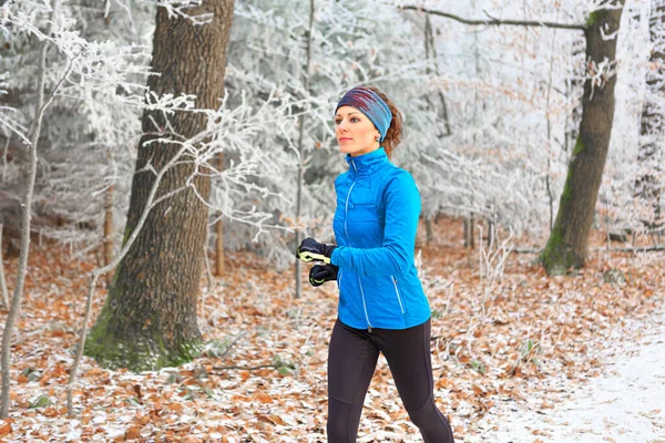 Genç Bir Kadın Kış Ormanında Koşuyor — Stok fotoğraf