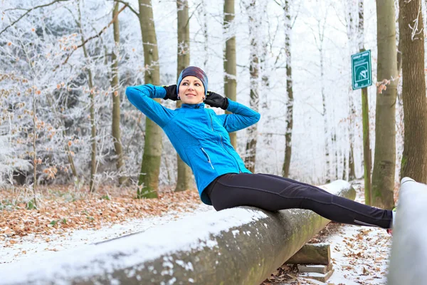 Una Joven Actividades Físicas Sendero Fitness Bosque Invernal —  Fotos de Stock