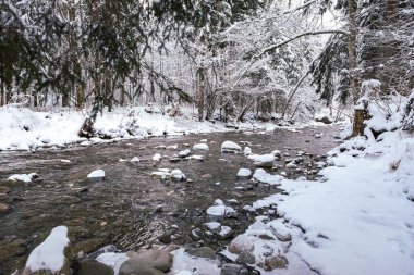 Dağlardaki kışlık nehir