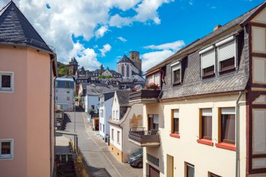 OBERweSEL, RINELAND-PALATINate, GERMANY - CIRCA AĞOSTOS, 2020: Almanya 'da Rhein nehrinin nehir kıyısındaki Oberwesel kasabası.