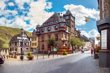 OBERweSEL, RINELAND-PALATINATE, GERMANY - CIRCA AĞOSTOS, 2020: Oberwesel 'li Marktplatz Almanya' daki Rhein Nehri 'nin kenarında.