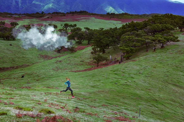 Een Meisje Loopt Regen Plateau Met Laurierbomen — Stockfoto