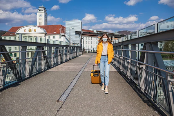 Portret Van Een Tienermeisje Het Station Met Een Medisch Gezichtsmasker — Stockfoto