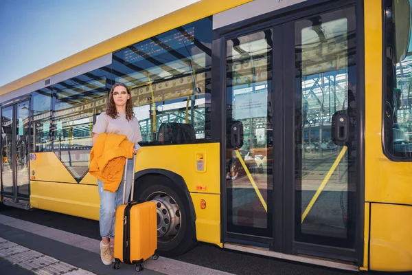 Retrato Uma Adolescente Estação Ônibus — Fotografia de Stock