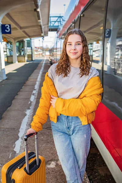 Retrato Una Adolescente Estación Tren — Foto de Stock
