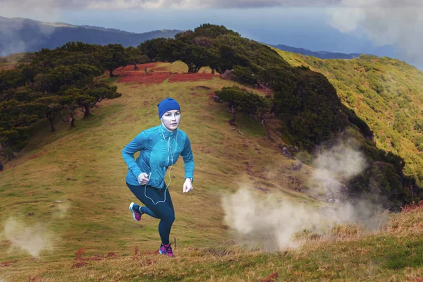 Jeune Fille Jogging Dans Forêt Printemps — Photo