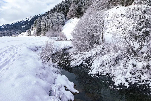 Зимняя Река Горах — стоковое фото