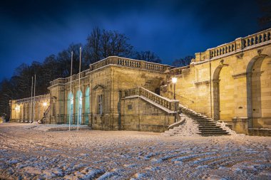 Coburg 'un Schlossplatz' ı Arkaden ile birlikte kışın Almanya 'da.