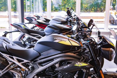 KEMPTEN, GERMANY - CIRCA HAZİRAN, 2020: Modern Triumph motorsikletinin yakın plan çekimi