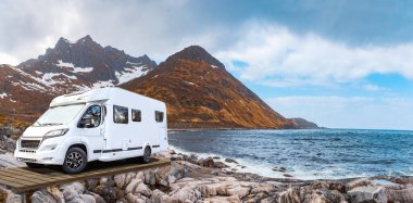 Norveç 'teki Senja Adası' nda fiyort önünde bir karavan ya da seyyar ev.