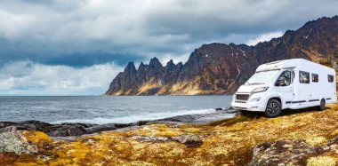 Norveç 'teki Senja Adası' nda fiyort önünde bir karavan ya da seyyar ev.