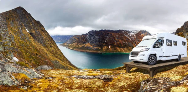 Une Caravane Mobil Home Face Fjord Sur Île Senja Norvège — Photo