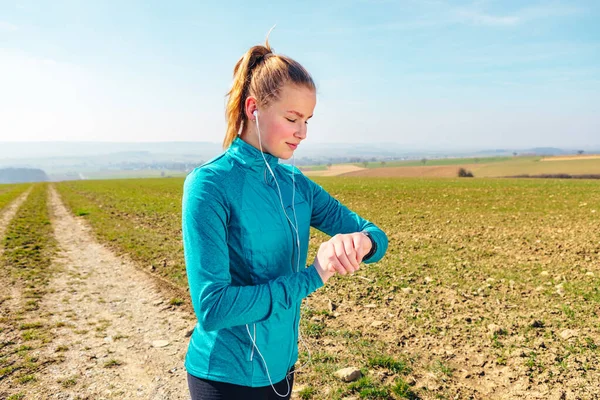 Jong Meisje Joggen Het Platteland Trail Het Voorjaar Tijd — Stockfoto