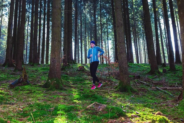 Ung Flicka Jogga Skogen Våren — Stockfoto