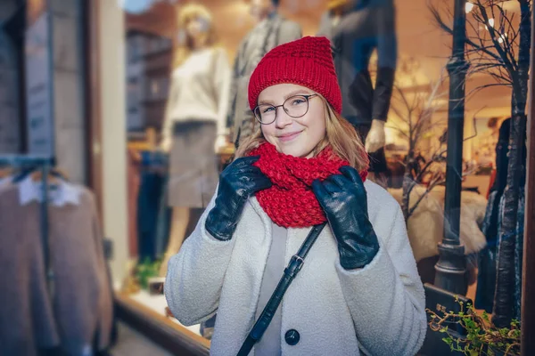 圣诞节期间 在科堡市购物的一个年轻姑娘 — 图库照片