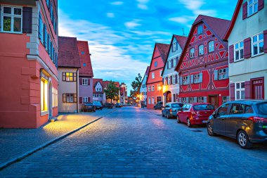 DINKELSBUEHL, BAVARIA, GERMANY - CIRCA HAZİRAN, 2021: Dinkelsbuehl kasabasının Noerdlinger Caddesi, Almanya.