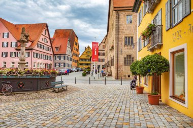 DINKELSBUEHL, BAVARIA, GERMANY - CIRCA HAZİRAN, 2021: Dinkelsbuehl kasabasının Woernitztor 'undaki Altrathausplatz, Almanya.