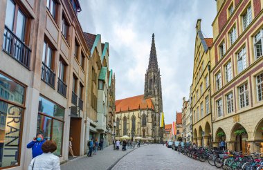 MUENSTER, GERMANY - CIRCA HAZİRAN 2021: The Prinzipalmarkt und St. Lamberti-Kilisesi Muenster, Kuzey Ren-Vestfalya, Almanya