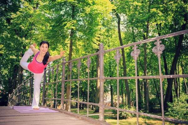 Yoga in park — Stockfoto