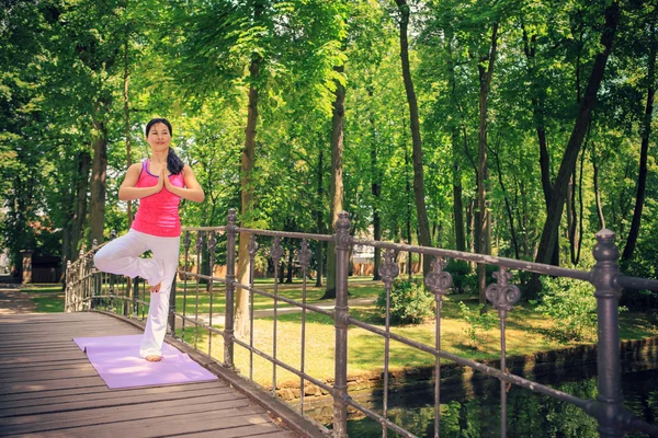 Yoga in park — Stockfoto